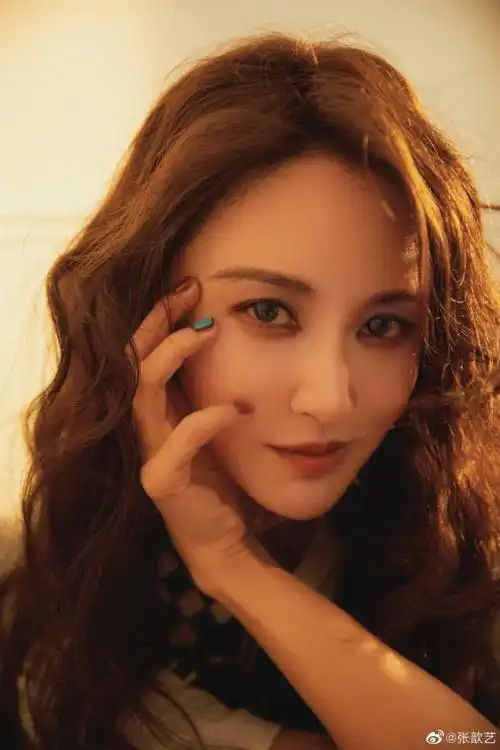 张歆艺拍秋日写真大片 沐浴阳光中表情惬意