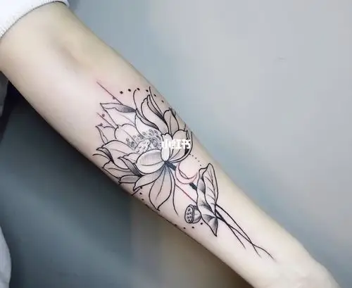 小臂荷花纹身清新风