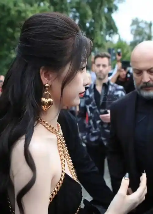 如图,失去了美颜打光,虞书欣的肤色暗沉,眼袋重,面部不平整.