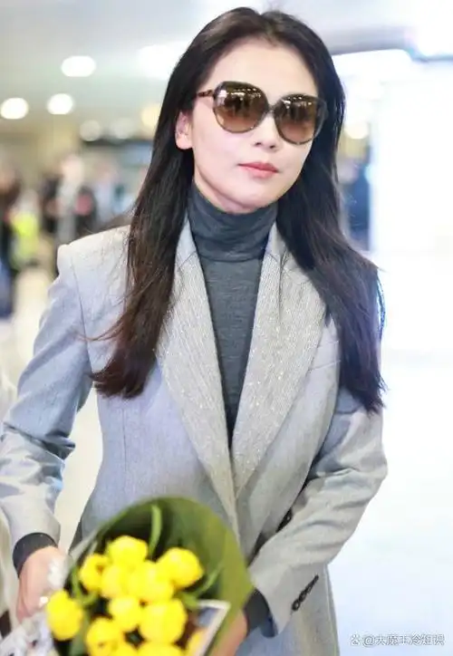 刘涛穿灰色西装戴墨镜成熟大气,手捧鲜花笑容满面