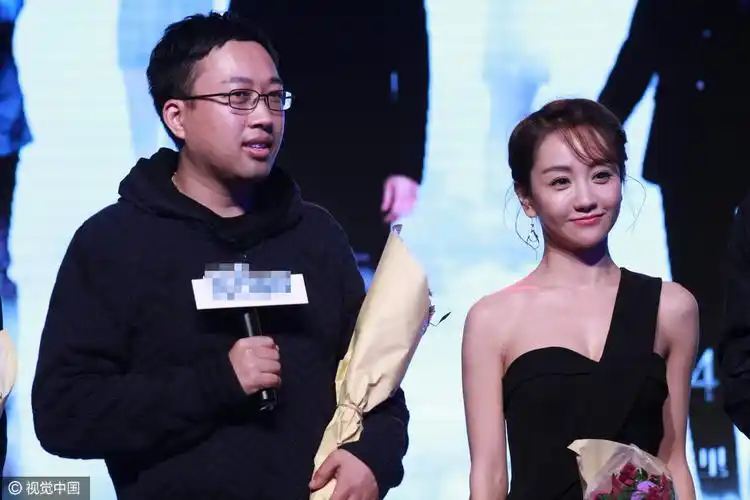 于正暴瘦现身 杨蓉性感露乳沟台上"踢人"