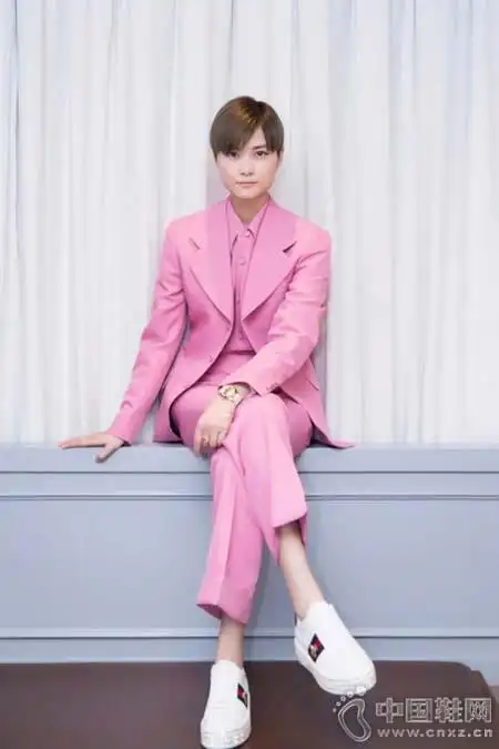 李宇春身穿2018春夏系列粉色西装亮相 gucci新品预览酒会-潮人街拍