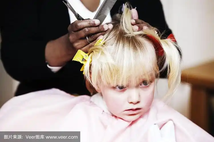 小女孩第一次剪头发