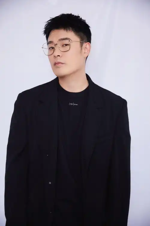 其实能够看得出来如今的陈赫已经瘦了不少,穿着简单的白色运动套装,看