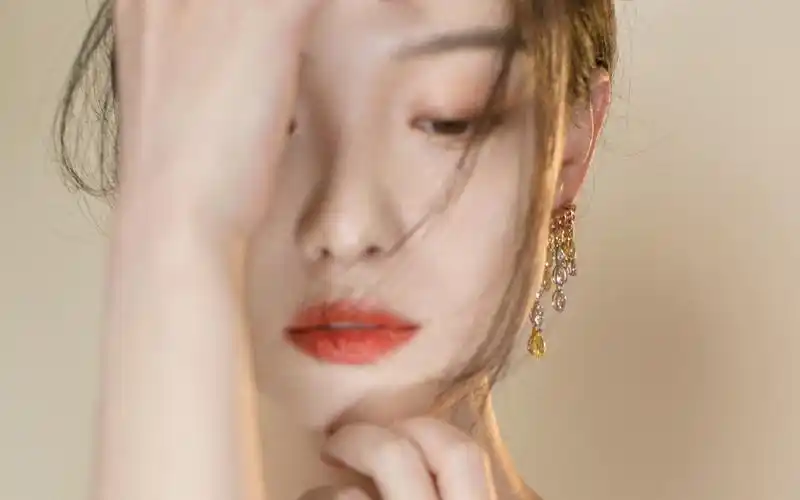 倪妮明艳动人写真桌面壁纸