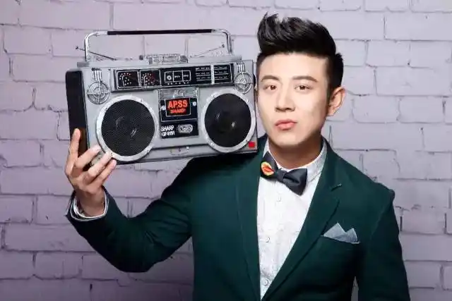 无责任乱弹:高晓攀的大型扎心派相声剧《小先生》观看指南