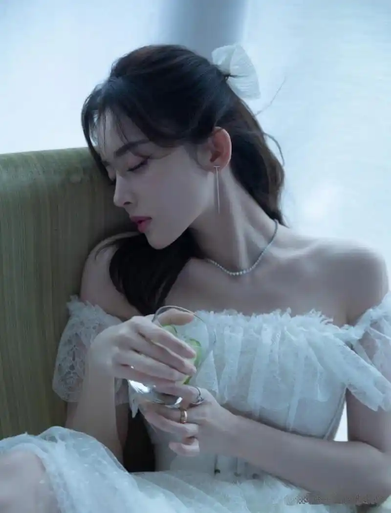 美丽的古力娜扎婚纱照