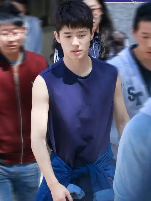 以前的六元的短发造型真的好清爽刘昊然