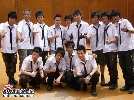 图文:快乐男声拍mv-快乐男声13强