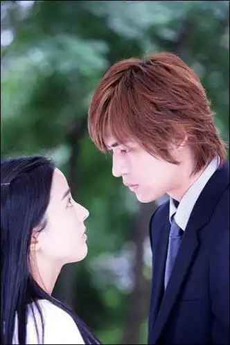 周瑜明在深情密码电视剧中烫什么头发