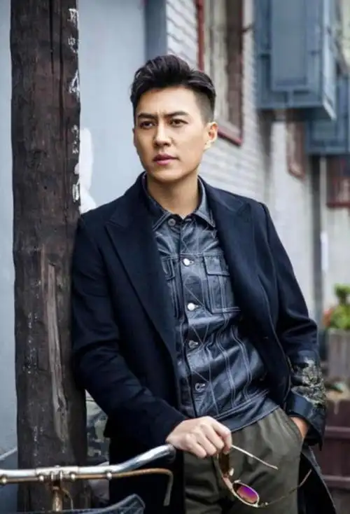 回顾靳东:与大9岁的江珊姐弟恋未果,后娶二婚李佳,如今家庭幸福