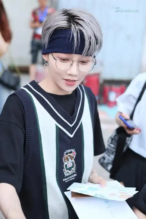 刘雨昕黑色发带造型##刘雨昕眼镜杀