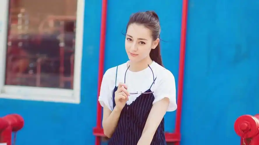 迪丽热巴美女明星明星风尚壁纸1