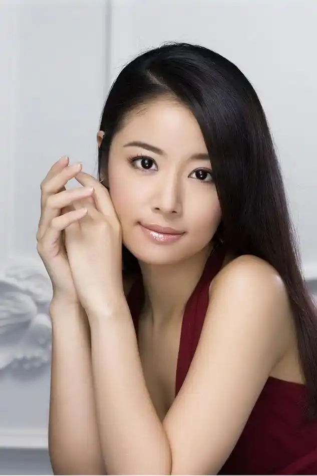 林心如:坚定追梦 林心如是一名优秀的电视节目主持人,也是一个成功的