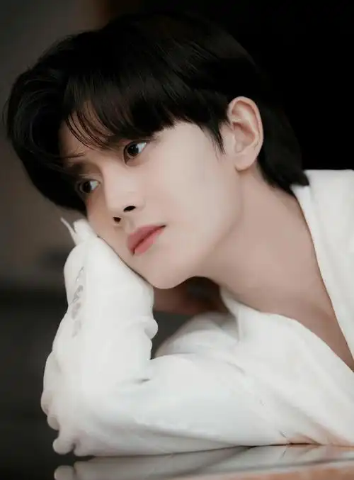 任嘉伦白衣少年