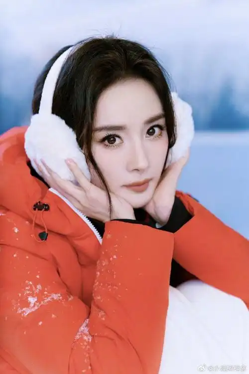 感#我爱看美女杨幂冬日氛围感大片释出～毛绒耳罩造型尽显可爱大气,我