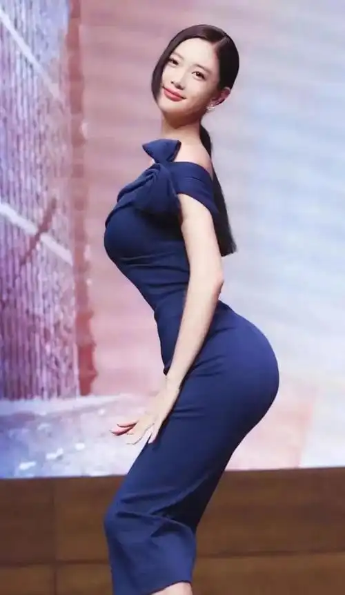 她连续3年被评为"世界第一美女",皮肤白气质佳,颜值绝美