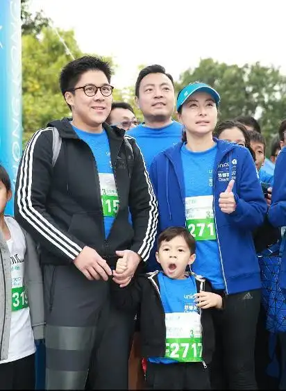 郭晶晶儿子长大了爸爸表情呆萌儿子喜笑颜开