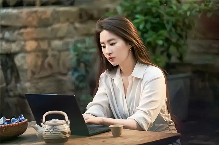 刘亦菲:现实版许红豆,新剧播出揭开和姚贝娜往事,令人感慨不已_明星网