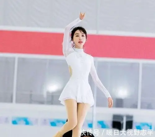 李菲儿冰上演绎《茉莉花》,演员中的运动员,不一样的风采