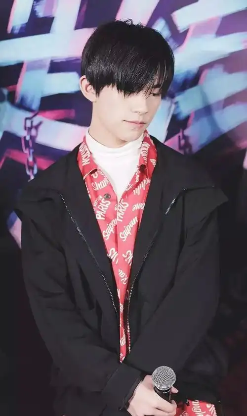 易烊千玺出席街舞决赛录制,他的遮眼的长发造型让粉丝眼前一亮