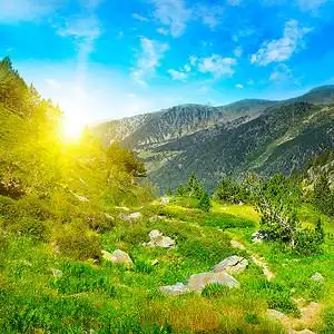 春天山坡高山上美丽的日出背景