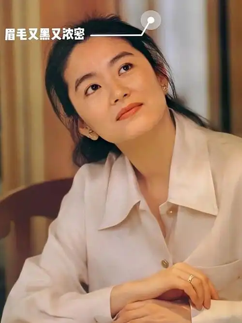 林青霞的五官很精致,且面部比较圆润,线条感很强,而且额头和苹果肌都