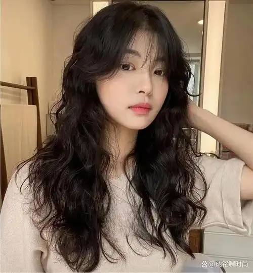 中长发卷发造型大比拼:哪款更适合你?