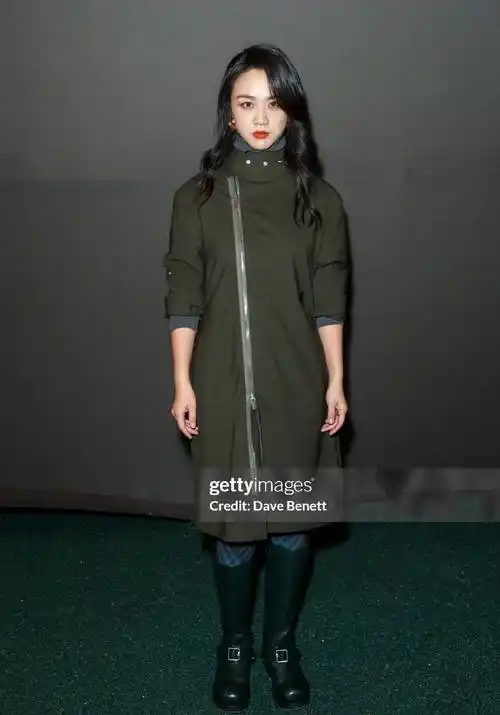 一离开韩剧滤镜,42岁全智贤仙气全无,活生生被汤唯"艳压"_时尚_衣服