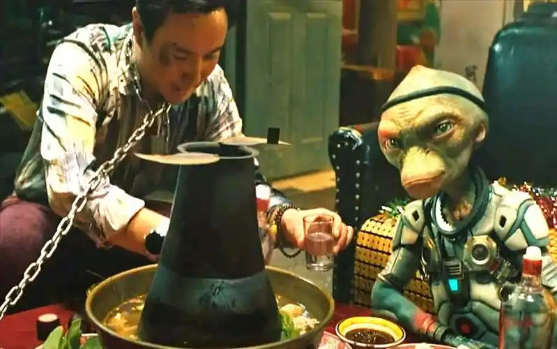 疯狂的外星人:外星人来地球,却被当猴耍,恢复法力人类请吃火锅