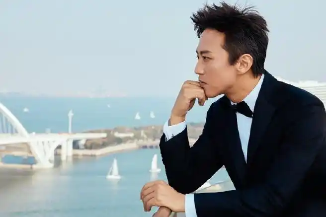 邓超金鸡奖造型#感觉今天晚上的邓超真的是格外的帅呀,认真搞事业的