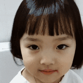 你微信里的表情包女孩长大后沦为了亲妈的赚钱工具