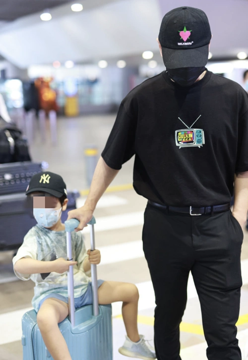 黄晓明带儿子回青岛老家,小海绵现身机场和啤酒节,帅气可爱_网友