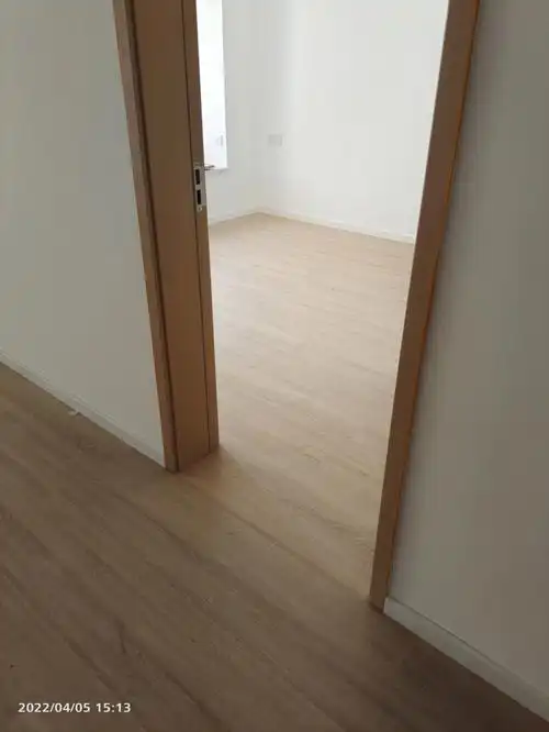 木地板终于在期待中安装完成了,也是我要求的房间门口无扣条的通铺,好