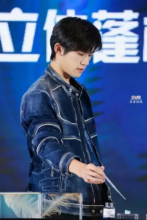 易烊千玺白t牛仔马甲##易烊千玺送你天猫好牌