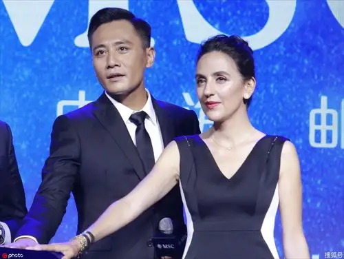 刘烨夫妇眉来眼去甜腻秀恩爱,安娜落落大方