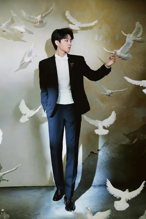 王俊凯超话#王俊凯##王俊凯合照站成人形立牌#来看王俊凯全身照小合集