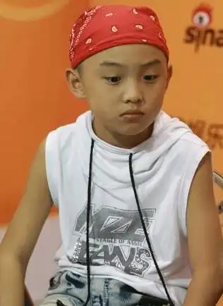 童星出道的他,演戏多年却一直不温不火,现在却长得这么帅气_郑伟