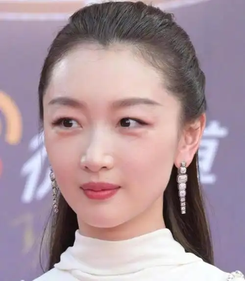 电影之夜红毯生图曝光周冬雨眼肿王一博长痘张子枫眼妆花了