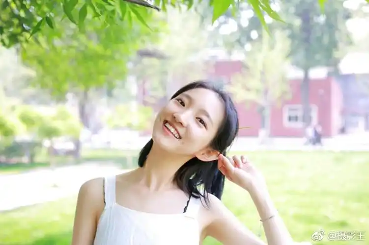 阳光明媚清纯笑容开朗文静女孩娇嫩俏皮甜美户外迷人写真集