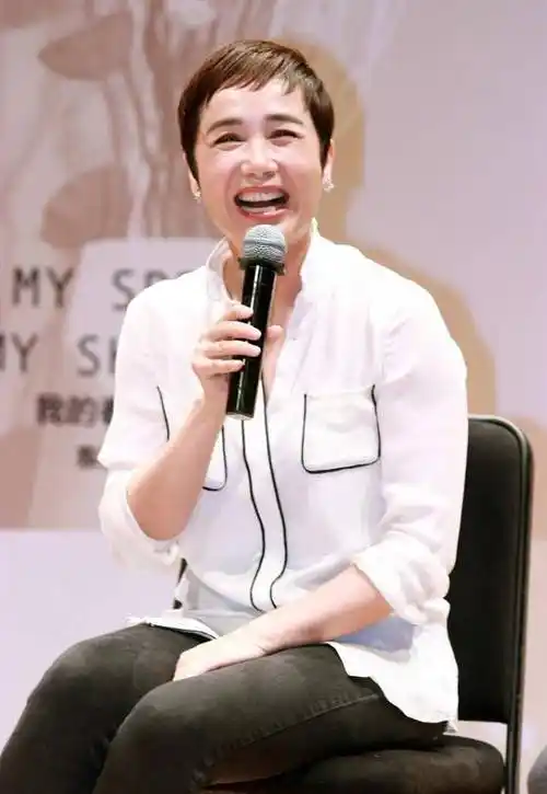 原创生图下的蒋雯丽还是有皱纹了但穿上衬衫照样很知性气质太好了