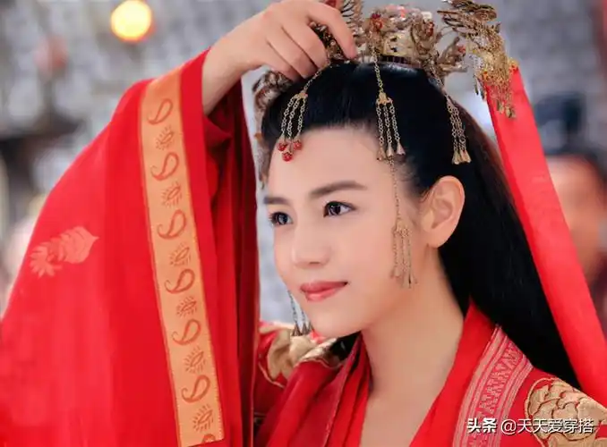 离开了"鸡腿"造型,后期的古装扮相其实还蛮漂亮的,这一款新娘装扮就很