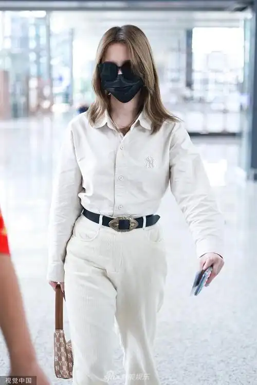组图:孟美岐口罩墨镜遮面现身机场 衬衫扎进长裤尽显飒爽干练