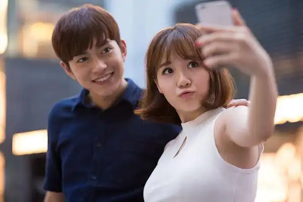 快乐的年轻情侣用手机自拍