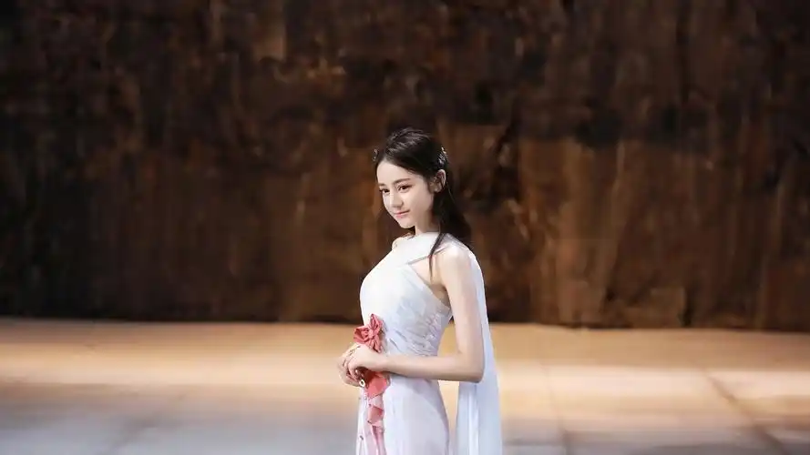 迪丽热巴甜美白衣写真桌面壁纸