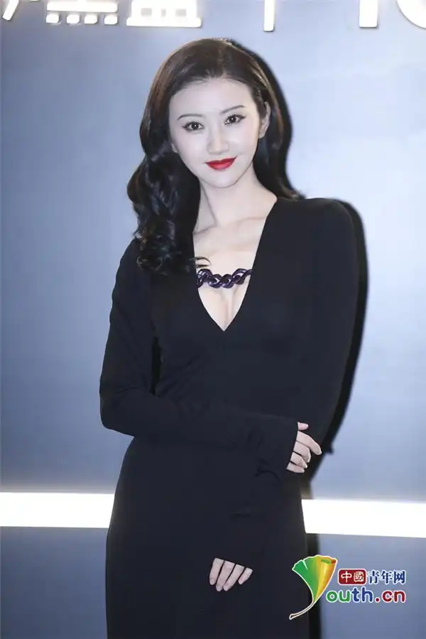 景甜穿链条深v黑裙亮相 涂红唇显皮肤白到发光