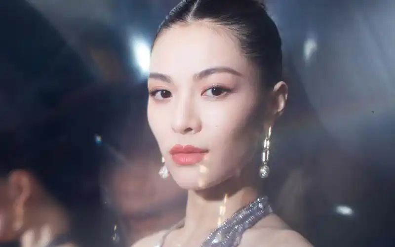 钟楚曦性感深v写真桌面壁纸