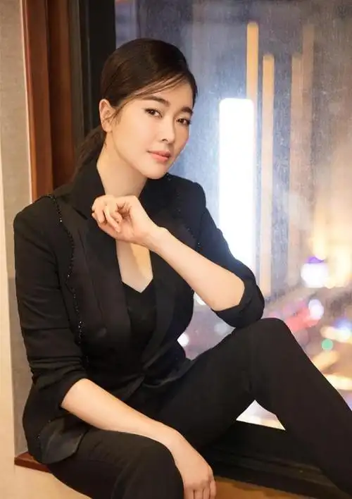 明星壁纸分享—左小青