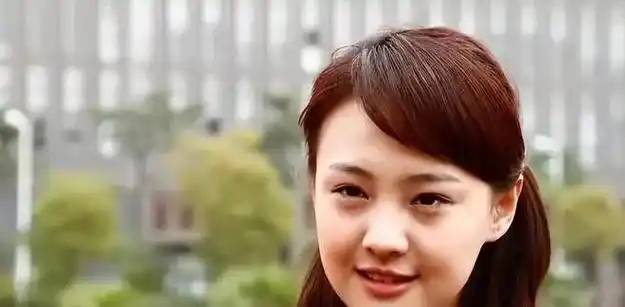 郑爽坠落记:偶像光环背后的经济困局与道德反思|张翰|张恒|娱乐圈