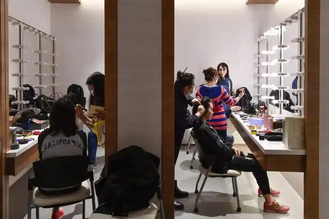 对于这样的新坏境新启用的演员化妆间里一片忙碌景象演出正式开始前4